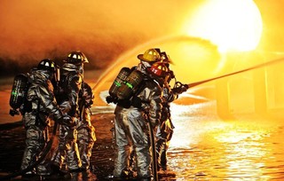 燃烧的大火和消防员背景图片